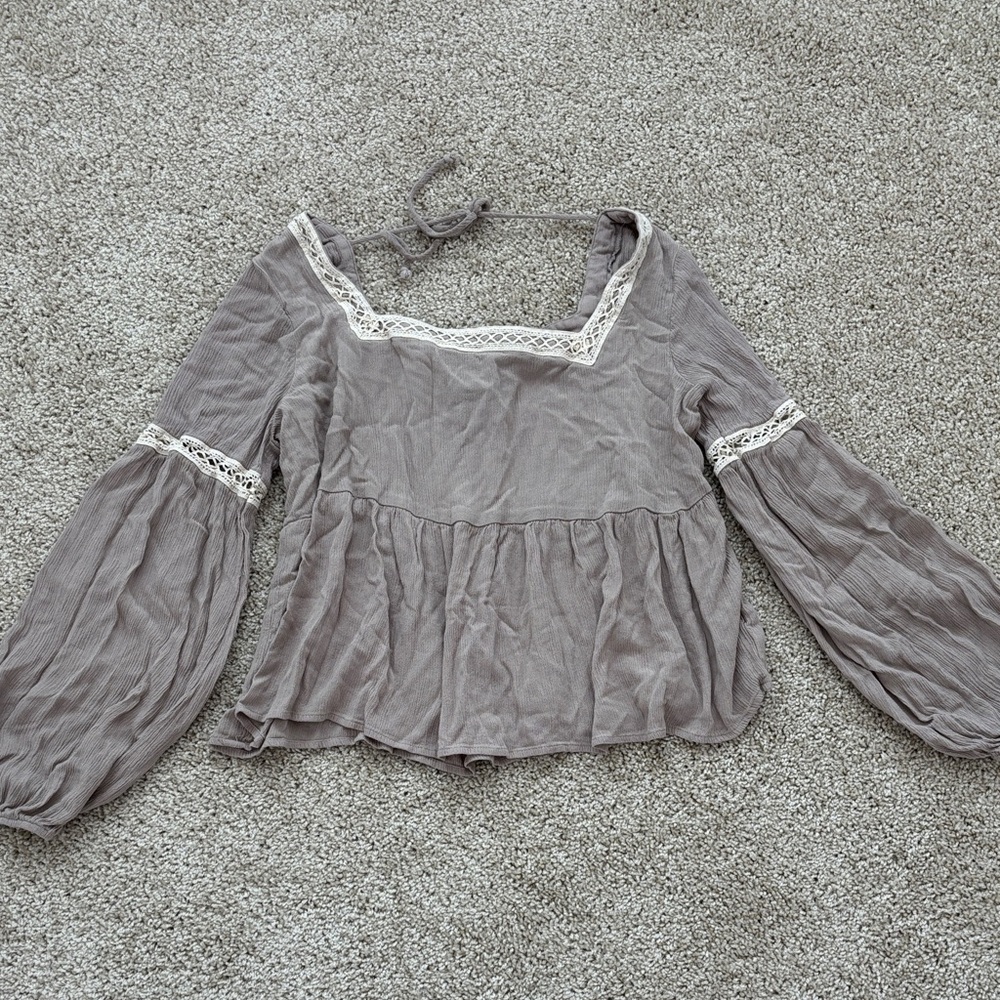 Gray Peasant top with flowy sleeves